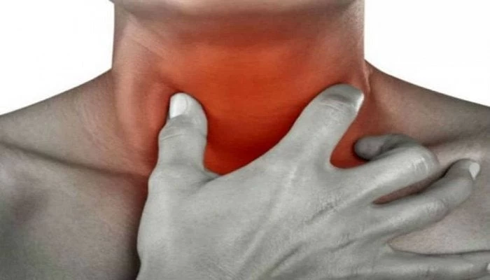 Σας πονάει ο λαιμός; Δείτε πότε κάνουν καλό τα κρύα και τα ζεστά ροφήματα!